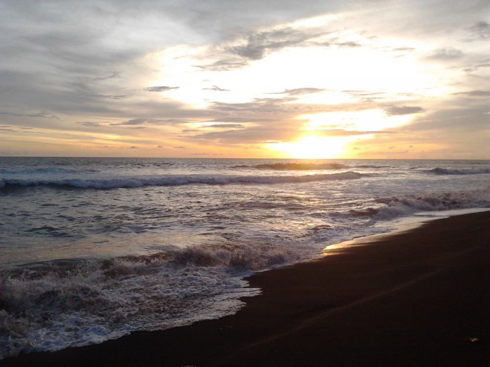 Sunset di Pantai Samas, Lokasi Pantai Samas, Rute Menuju Lokasi Pantai Samas, Harga Tiket Masuk Pantai Samas, Jam Operasional, Legenda Pantai Samas yang Berkembang, Fasilitas di Pantai Samas, Pesona Keindahan Pantai Samas, Aktivitas Seru di Pantai Samas, Tips Liburan ke Pantai Samas