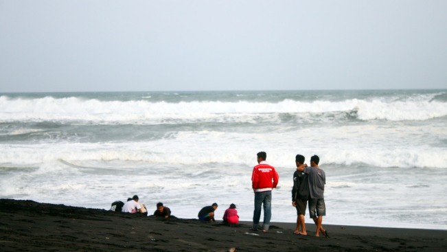Suasana Pantai, Sekilas Tentang Pantai Baru Bantul, Alamat Pantai Baru serta Rute Menuju Lokasi, Harga Tiket Masuk Pantai Baru, Fasilitas Di Pantai Baru, Jam Operasional Pantai Baru, Keindahan Pantai Baru