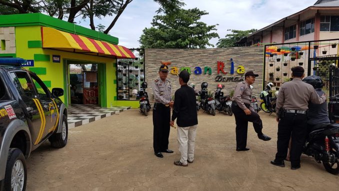 Taman Ria Demak via Polri, 1. Masjid Agung Demak, 2. Museum Masjid Agung Demak, 3. Makam Sunan Kalijaga, 4. Makam Raja Demak, 5. Pantai Morosari, 6. Hutan Mangrove Morosari, 7. Pantai Tirangan, 8. Pantai Marina, 9. Sentra Kerajinan Batik, 10. Sentra Kerajinan Kaligrafi, 11. Brown Canyon, 12. Kolam Renang Polaris Demak, 13. Agrowisata Belimbing dan Jambu Merah Delima, 14. Sentra Kerajinan Rebana, 15. Kelenteng Hok Tek Bio, 16. Pantai Glagah Wangi Istambul, 17. Waterboom Niagara, 18. Wisata Mangrove Morodemak, 19. Taman Ria Demak, 20. Tradisi Grebek Pasar Khas Demak, 22. Pantai Surodadi, 23. Ekowisata Reduksi Kedungmutih, 24. Desa Wisata Banyumeneng, 25. Alun-alun Simpang Enam Demak, 26. Taman Love