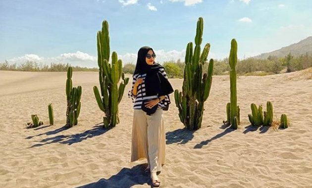 Tempat Hits di Bantul Gumuk Pasir via IG @fizarotul93, 1. Puncak Segoro, 2. HeHa Sky View, 3. Langlang Buana, 5. Pantai Ngrawe, 6. Kalinampu Natural Park, 7. Romantic Garden, 8. Puncak Sosok, 9. Rumah Hobbit Jogja, 10. Green Villaage Gedangsari menawarkan view ala Selandia Baru, 11. Gurun Sahara-nya Jogja ya Gumuk Pasir Parangkusumo, 12. Menyapa Batu-batu raksasa khas Kesohoran Monumen Stonehenge di Stonehenge Cangkringan, 13. Foto-foto kece dengan landscape landmark dunia di Merapi Park, 14. Mengakrabi bangunan klasik nan megah  ala Benteng Takeshi di The Lost World Castle, 15. Air Terjun Lepo, 16. Soragan Castle, 17. Rumah Paris Jogja