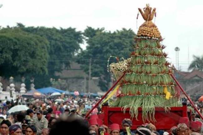 Tradisi Grebeg Pasar Khas Demak via egokil.blogspotcom, 1. Masjid Agung Demak, 2. Museum Masjid Agung Demak, 3. Makam Sunan Kalijaga, 4. Makam Raja Demak, 5. Pantai Morosari, 6. Hutan Mangrove Morosari, 7. Pantai Tirangan, 8. Pantai Marina, 9. Sentra Kerajinan Batik, 10. Sentra Kerajinan Kaligrafi, 11. Brown Canyon, 12. Kolam Renang Polaris Demak, 13. Agrowisata Belimbing dan Jambu Merah Delima, 14. Sentra Kerajinan Rebana, 15. Kelenteng Hok Tek Bio, 16. Pantai Glagah Wangi Istambul, 17. Waterboom Niagara, 18. Wisata Mangrove Morodemak, 19. Taman Ria Demak, 20. Tradisi Grebek Pasar Khas Demak, 22. Pantai Surodadi, 23. Ekowisata Reduksi Kedungmutih, 24. Desa Wisata Banyumeneng, 25. Alun-alun Simpang Enam Demak, 26. Taman Love
