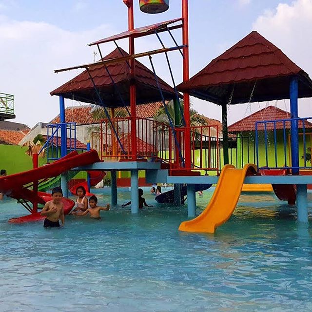 Waterboom Niagara via Gramhanet, 1. Masjid Agung Demak, 2. Museum Masjid Agung Demak, 3. Makam Sunan Kalijaga, 4. Makam Raja Demak, 5. Pantai Morosari, 6. Hutan Mangrove Morosari, 7. Pantai Tirangan, 8. Pantai Marina, 9. Sentra Kerajinan Batik, 10. Sentra Kerajinan Kaligrafi, 11. Brown Canyon, 12. Kolam Renang Polaris Demak, 13. Agrowisata Belimbing dan Jambu Merah Delima, 14. Sentra Kerajinan Rebana, 15. Kelenteng Hok Tek Bio, 16. Pantai Glagah Wangi Istambul, 17. Waterboom Niagara, 18. Wisata Mangrove Morodemak, 19. Taman Ria Demak, 20. Tradisi Grebek Pasar Khas Demak, 22. Pantai Surodadi, 23. Ekowisata Reduksi Kedungmutih, 24. Desa Wisata Banyumeneng, 25. Alun-alun Simpang Enam Demak, 26. Taman Love