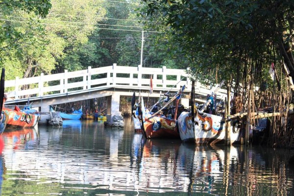 Wisata Mangrove Morodemak via Detik, 1. Masjid Agung Demak, 2. Museum Masjid Agung Demak, 3. Makam Sunan Kalijaga, 4. Makam Raja Demak, 5. Pantai Morosari, 6. Hutan Mangrove Morosari, 7. Pantai Tirangan, 8. Pantai Marina, 9. Sentra Kerajinan Batik, 10. Sentra Kerajinan Kaligrafi, 11. Brown Canyon, 12. Kolam Renang Polaris Demak, 13. Agrowisata Belimbing dan Jambu Merah Delima, 14. Sentra Kerajinan Rebana, 15. Kelenteng Hok Tek Bio, 16. Pantai Glagah Wangi Istambul, 17. Waterboom Niagara, 18. Wisata Mangrove Morodemak, 19. Taman Ria Demak, 20. Tradisi Grebek Pasar Khas Demak, 22. Pantai Surodadi, 23. Ekowisata Reduksi Kedungmutih, 24. Desa Wisata Banyumeneng, 25. Alun-alun Simpang Enam Demak, 26. Taman Love