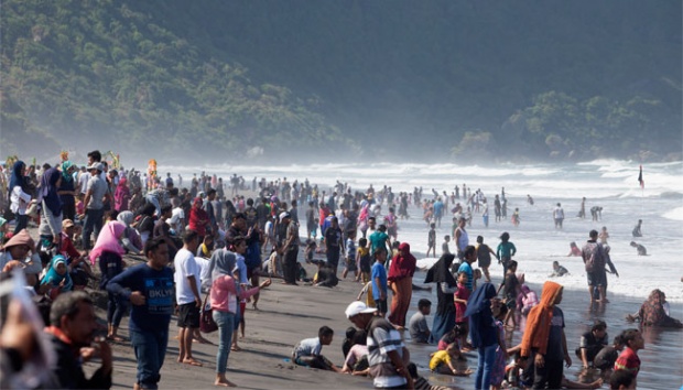 Wisatawan Memadati Pantai Parangtritis Saat Musim Libur via Tempo, Lokasi Pantai Parangtritis, Rute Menuju Lokasi Pantai Parangtritis, Harga Tiket Masuk Pantai Parangtritis, Tarif Parkir, Fasilitas di Pantai Parangtritis, Menyaksikan Sunset yang Menakjubkan, Catatan Kecil, Pesona Keindahan Pantai Parangtritis, Sajian Kuliner Lezat di Pantai Parangtritis, Objek Wisata ini Sangat Nyaman dan Aman, Objek Wisata di Sekitar Pantai Parangtritis