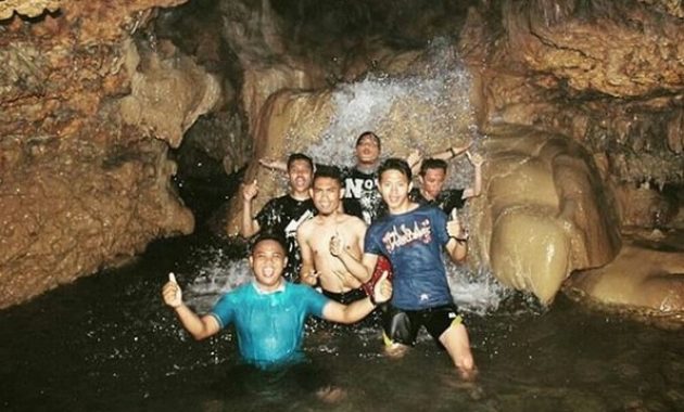 Air Terjun Mini di Goa Cerme via IG @deryardie, Sejarah Singkat Gua Cerme, Lokasi Gua Cerme yang Strategis, Akses Jalan Menuju Goa Cerme, Harga Tiket Masuk Gua Cerme, Jam Operasional Wisata di Gua Cerme, Fasilitas di Gua Cerme, Spesifikasi Gua Cerme, Keindahan Gua Cerme, Berbagai Gua Kecil, Tempat “Bertapa”, Berkemah di Gua Cerme, Foto Hunting, Tips Caving di Gua Cerme