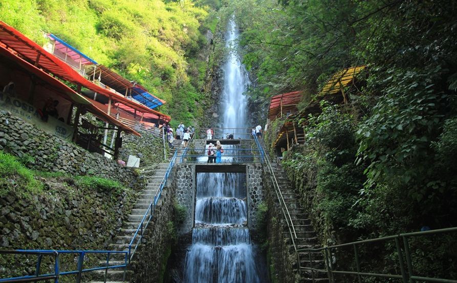 Air Terjun Tirtosari, Lokasi Kawasan Wisata Telaga Sarangan, Perjalanan Menuju Lokasi Wisata Telaga Sarangan, Harga Tiket Masuk Ke Kawasan Wisata Telaga Sarangan, Jam Operasional Telaga Sarangan, Fasilitas Wisata Telaga Sarangan, Aneka Aktivitas Seru di Telaga, Fasilitas Penginapan di Kawasan Telaga Sarangan, Oleh-Oleh Khas Wisata Telaga Sarangan