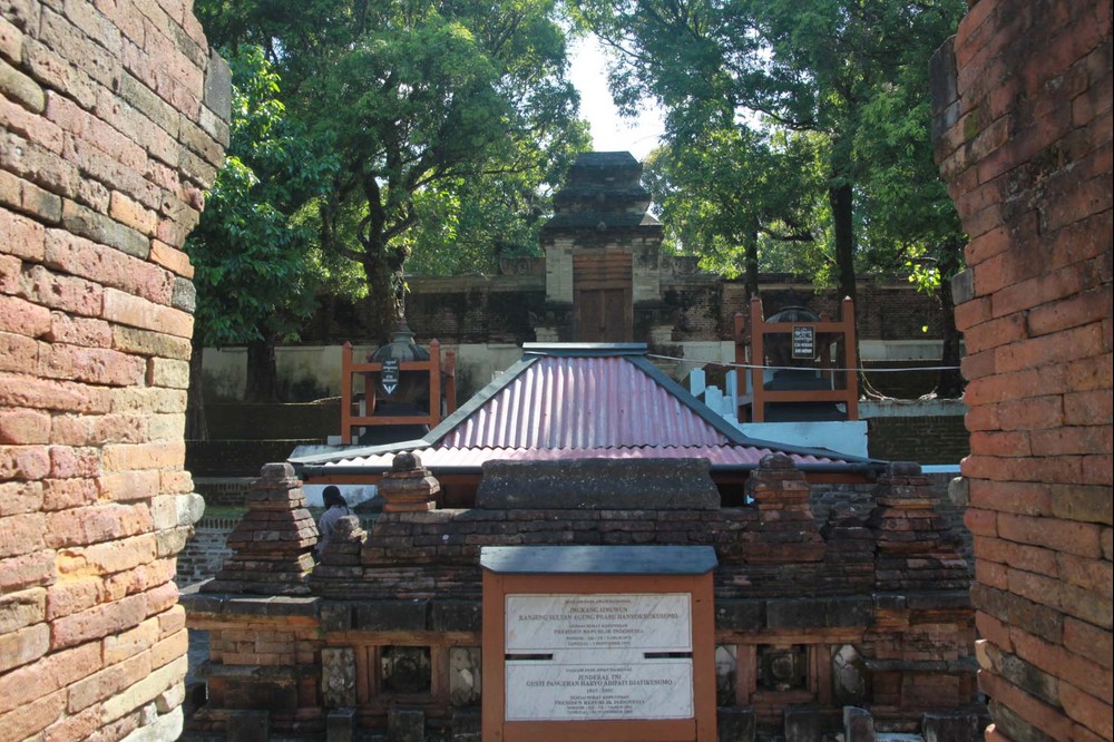 Areal Pemakaman via paketwisatajogja, Dimana Lokasi Makam Imogiri?, Rute Menuju ke Makam Raja di Imogiri?, Sejarah Makam Imogiri, Misteri Jumlah Anak Tangga Makam Raja Imogiri Jogja, Penghianatan Kerajaan, Makam raja – raja, Peninggalan sultan Agung, Adat &amp; Aturan saat Berkunjung 
