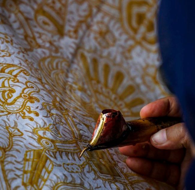 Batik Giriloyo via IG @_danielsirait_, Mengunjungi Kampung Batik Giriloyo, Dimana Lokasi Kampung Batik Giriloyo?, Cara Menuju Desa Wisata Batik Tulis Giriloyo, Jam Operasional, Fasilitas di Gazebo Kampong Batik Giriloyo, Cara Pemasaran Batik Tulis Giriloyo, Daftar Harga Batik Tulis di Kampung Giriloyo, Beberapa Jenis Batik di Galeri Batik Giriloyo, Paket Wisata di Kampung Batik Giriloyo, Hari Batik Nasional, Sudahkah Pengrajin Batik Sejahtera ?, Batik Go Internasional!!!, Berburu Kuliner Lezat