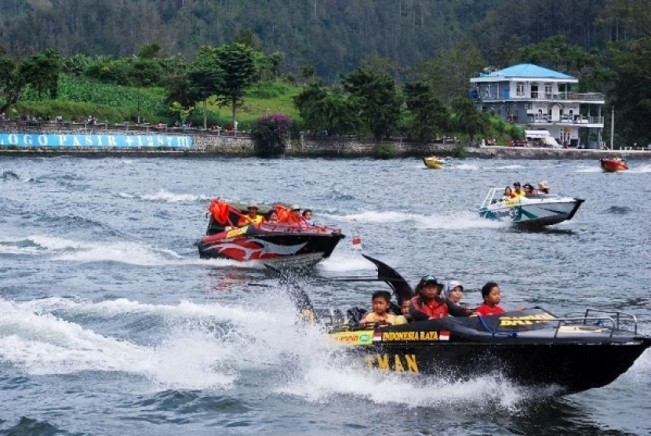 Berkeliling Danau Naik Speedboat via Republika, Lokasi Kawasan Wisata Telaga Sarangan, Perjalanan Menuju Lokasi Wisata Telaga Sarangan, Harga Tiket Masuk Ke Kawasan Wisata Telaga Sarangan, Jam Operasional Telaga Sarangan, Fasilitas Wisata Telaga Sarangan, Aneka Aktivitas Seru di Telaga, Fasilitas Penginapan di Kawasan Telaga Sarangan, Oleh-Oleh Khas Wisata Telaga Sarangan