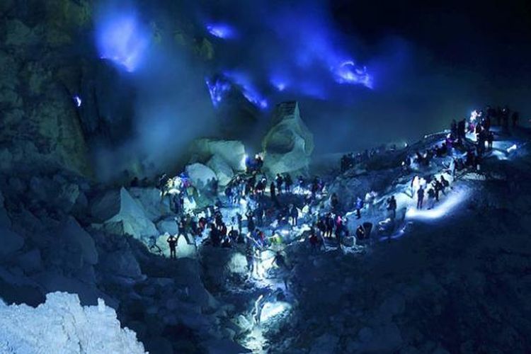Blue Fire Kawah Ijen via Kompas, Mengenal Jalur Pendakian Menuju Ke Kawah Ijen, Pesona Kawah Ijen yang Memanjakan Mata, Menikmati Fenomena ‘Blue Fire’ yang Mempesona, Tips Berburu “Blue Fire” di Gunung Ijen, Aneka Persiapan Sebelum Pendakian Ke Kawah Ijen