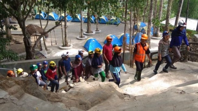 Camping di Goa Cerme via Idntimes, Sejarah Singkat Gua Cerme, Lokasi Gua Cerme yang Strategis, Akses Jalan Menuju Goa Cerme, Harga Tiket Masuk Gua Cerme, Jam Operasional Wisata di Gua Cerme, Fasilitas di Gua Cerme, Spesifikasi Gua Cerme, Keindahan Gua Cerme, Berbagai Gua Kecil, Tempat “Bertapa”, Berkemah di Gua Cerme, Foto Hunting, Tips Caving di Gua Cerme