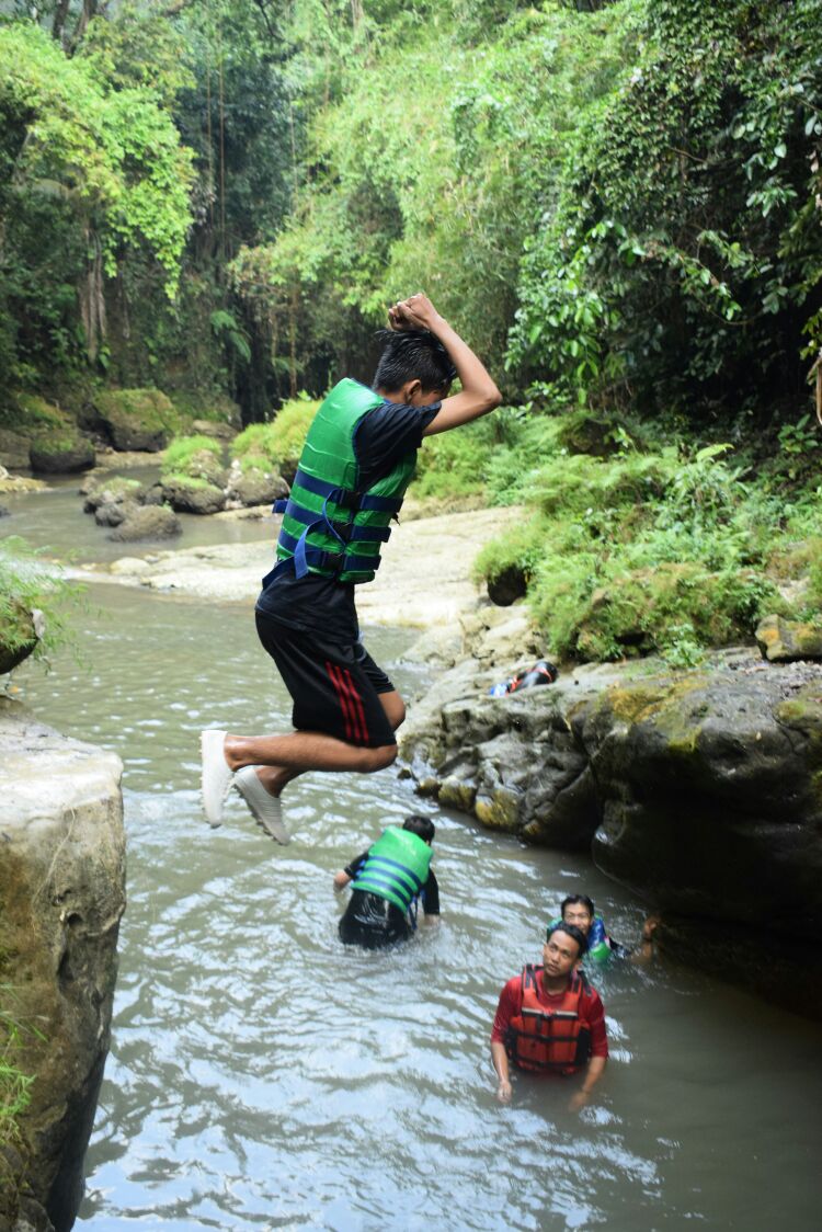 Lokasi Karst Tubing Sedayu, Harga Tiket Masuk dan Paket Wisata , Menjelajahi Sungai dengan Ban Karet, Ditemani Pemandu Profesional, Pengalaman Seru yang Memacu Adrenalin, Kegiatan Lain yang Tak Kalah Seru, Tips dan Saran
