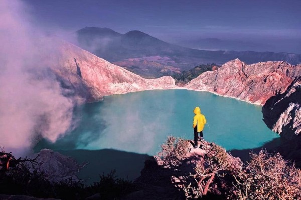 Danau Hijau Tosca di Kawah Gunung Ijen via IG @bangkitargananta, 1. Gunung Bromo, 2. Pantai Pasir Putih, 3. Telaga Sarangan, 4. Ranu Kumbolo Gunung Semeru, 5. Pulau Sempu, 6. Pantai Plengkung, 7. Pantai Bandealit, 8. Pantai Sendang Biru, 9. Pulau Merah, 10. Pantai Balekambang, 11. Kawah Ijen Banyuwangi , 12. Jawa Timur Park (Jatim Park) 1, 13. House of Sampoerna, 14. Wisata Bahari Lamongan , 15. Pantai Papuma Jember, 16. Gunung Kelud Kediri, 17. Maharani Zoo & Goa, 18. Pemandian Air Panas Cangar Jawa Timur, 19. Arung Jeram Songa Probolinggo, 20. Air Terjun Madakaripura Probolinggo, 21. Air Terjun Coban Rondo, 22. Puncak B-29, 23. Simpang Lima Gumul – KEDIRI, 24. Gumul Paradise Island Kediri, 25. Taman Langit Gunung Banyak, 26. Jatim Park 2 Malang, 27. Taman Rekreasi Selecta, 28. Wisata Bukit Jaddhih, 29. Air Terjun Dlundung, 30. Predator Fun Park Batu, 31. Eco Green Park, 32. Taman Bungkul, 33. Pantai Batu Bengkung, 34. Air Terjun Putuk Truno, 35. The Grand Taman Safari Prigen Jawa Timur, 36. Pantai Kelapa Tuban, 37. Air Terjun Sedudo