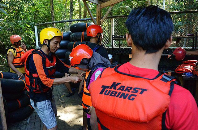Ditemani Pemandu Profesional via nasirullahsitam.com, Lokasi Karst Tubing Sedayu, Harga Tiket Masuk dan Paket Wisata , Menjelajahi Sungai dengan Ban Karet, Ditemani Pemandu Profesional, Pengalaman Seru yang Memacu Adrenalin, Kegiatan Lain yang Tak Kalah Seru, Tips dan Saran