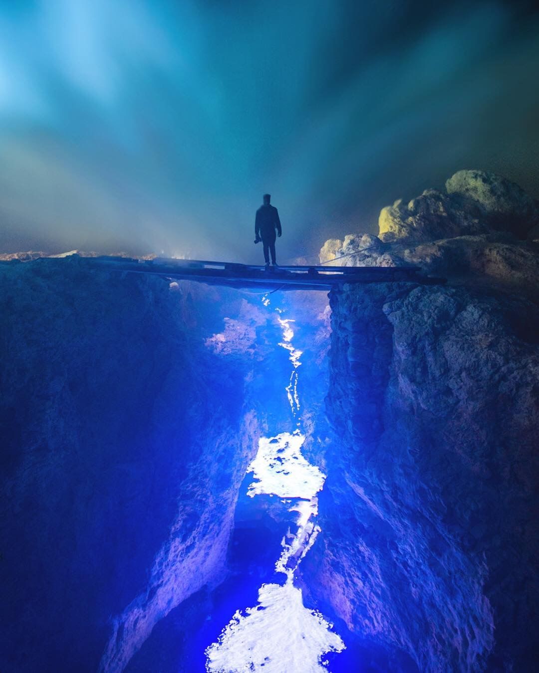 Fenomena Blue Fire via IG @eye.of.ty, Mengenal Jalur Pendakian Menuju Ke Kawah Ijen, Pesona Kawah Ijen yang Memanjakan Mata, Menikmati Fenomena ‘Blue Fire’ yang Mempesona, Tips Berburu “Blue Fire” di Gunung Ijen, Aneka Persiapan Sebelum Pendakian Ke Kawah Ijen