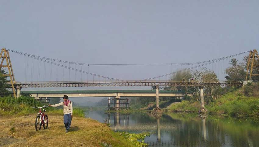 Foto dengan Background Jembatan Soka via Kartanesia, Lokasi Jembatan Soka, Rute Menuju Lokasi Jembatan Gantung Pundong, Harga Tiket di Jembatan Soka, Jembatan Soka Menyimpan Sejuta Pesona, Keunikan Jembatan Gantung Soka Bantul, Tips Mengunjungi Jembatan  Gantung Soka, Wisata Kuliner, Wisata di Sekitar jembatan Gantung Soka