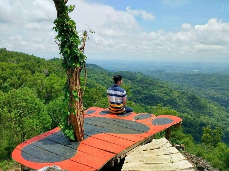 Gardu Tapak Kaki Raksasa via Dekatourcom, Lokasi Bukit Lintang Sewu, Rute Menuju Bukit Lintang Sewu, Harga Tiket Masuk Bukit Lintang Sewu, Fasilitas Bukit Lintang Sewu, Spot Foto Instagramable, Pesona Bukit Lintang Sewu Jogja, Berburu Kuliner Lokal, Tips Berlibur di Bukit Lintang Sewu