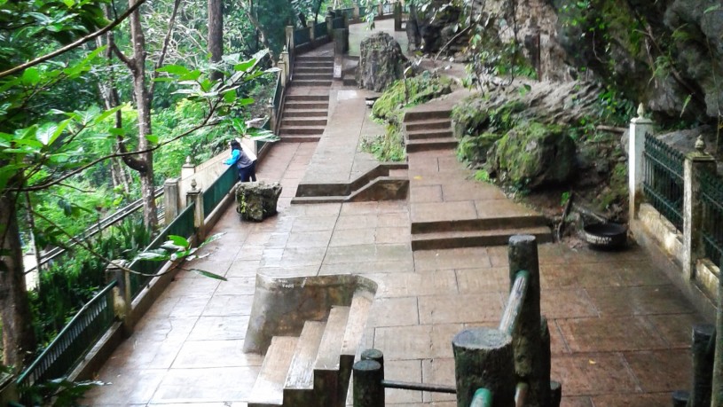 Goa Selarong via ELSHINTADOTCOM, Sejarah Gua Selarong, Lokasi Gua Selarong, Rute Menuju Lokasi Wisata Gua Selarong, Gapura dengan Patung Pangeran Diponegoro, Harga Tiket Masuk Gua Selarong, Fasilitas Di Gua Selarong Jogja, Pesona Wisata Gua Selarong, Tips dan Saran