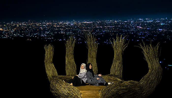 Hutan Pinus Pengger Malam Hari, Mengintip Lokasi Hutan Pinus Pengger yang Stategis, Harga Tiket Masuk Hutan Pinus Pengger Jogja, Tarif Kegiatan Tambahan di Hutan Pinus Pengger, Fasilitas di Lokasi Wisata Alam Hutan Pinus, Berbagai Spot Foto Instagramable, Aktivitas Seru, Hutan Pinus Pengger di Malam Hari, Tips Liburan