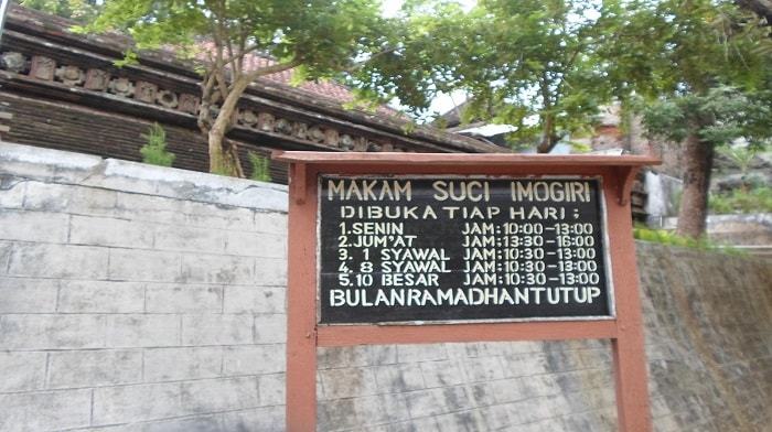 Jam Operasional Pemakaman Imogiri, Dimana Lokasi Makam Imogiri?, Rute Menuju ke Makam Raja di Imogiri?, Sejarah Makam Imogiri, Misteri Jumlah Anak Tangga Makam Raja Imogiri Jogja, Penghianatan Kerajaan, Makam raja – raja, Peninggalan sultan Agung, Adat &amp; Aturan saat Berkunjung 
