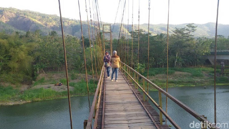 Jembatan Gantung Soka Bantul via Detik, Lokasi Jembatan Soka, Rute Menuju Lokasi Jembatan Gantung Pundong, Harga Tiket di Jembatan Soka, Jembatan Soka Menyimpan Sejuta Pesona, Keunikan Jembatan Gantung Soka Bantul, Tips Mengunjungi Jembatan  Gantung Soka, Wisata Kuliner, Wisata di Sekitar jembatan Gantung Soka