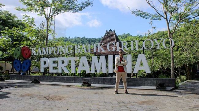Kampung Batik Giriloyo Jogja via IG @noerjaman__, Mengunjungi Kampung Batik Giriloyo, Dimana Lokasi Kampung Batik Giriloyo?, Cara Menuju Desa Wisata Batik Tulis Giriloyo, Jam Operasional, Fasilitas di Gazebo Kampong Batik Giriloyo, Cara Pemasaran Batik Tulis Giriloyo, Daftar Harga Batik Tulis di Kampung Giriloyo, Beberapa Jenis Batik di Galeri Batik Giriloyo, Paket Wisata di Kampung Batik Giriloyo, Hari Batik Nasional, Sudahkah Pengrajin Batik Sejahtera ?, Batik Go Internasional!!!, Berburu Kuliner Lezat