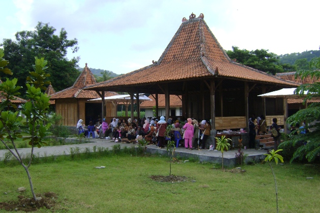 Kampung Batik Giriloyo via belajarbatiktulisgiriloyo.wordpresscom, Mengunjungi Kampung Batik Giriloyo, Dimana Lokasi Kampung Batik Giriloyo?, Cara Menuju Desa Wisata Batik Tulis Giriloyo, Jam Operasional, Fasilitas di Gazebo Kampong Batik Giriloyo, Cara Pemasaran Batik Tulis Giriloyo, Daftar Harga Batik Tulis di Kampung Giriloyo, Beberapa Jenis Batik di Galeri Batik Giriloyo, Paket Wisata di Kampung Batik Giriloyo, Hari Batik Nasional, Sudahkah Pengrajin Batik Sejahtera ?, Batik Go Internasional!!!, Berburu Kuliner Lezat
