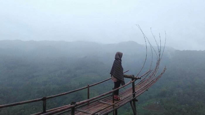 Keindahan Bukit Mojo Gumelem, Lokasi Bukit Mojo Gumelem, Rute Menuju Lokasi Bukit Mojo Gumelem, Harga Tiket Masuk Bukit Mojo Gumelem, Jam Operasional Mojo Gumelem Hill, Waktu Berkunjung Terbaik ke Mojo Gumelem Hill, Fasilitas di Mojo Gumelem Hill, Keindahan Bukit Mojo Gumelem yang Instagramable, Wisata Kuliner, Tips dan saran, Wisata di Sekitar Bukit Mojo Gumelem