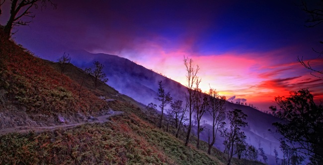 Keindahan Kawah Ijen via Banyuwangibagus, Mengenal Jalur Pendakian Menuju Ke Kawah Ijen, Pesona Kawah Ijen yang Memanjakan Mata, Menikmati Fenomena ‘Blue Fire’ yang Mempesona, Tips Berburu “Blue Fire” di Gunung Ijen, Aneka Persiapan Sebelum Pendakian Ke Kawah Ijen