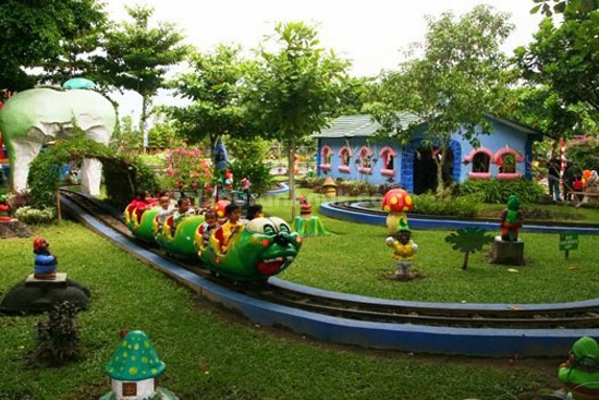 Kereta Ulat, Lokasi Wisata Kids Fun Yogyakarta, Harga Tiket Masuk Kids Fun Yogyakarta, Jam Operasional Kids Fun Yogyakarta, Fasilitas Umum di Kids Fun Yogyakarta, Wahana Bermain Anak di Kids Fun Yogyakarta, Sensasi Permainan Outdor, Wahana Permainan Air, Tips Berwisata di Kids Fun Yogyakarta