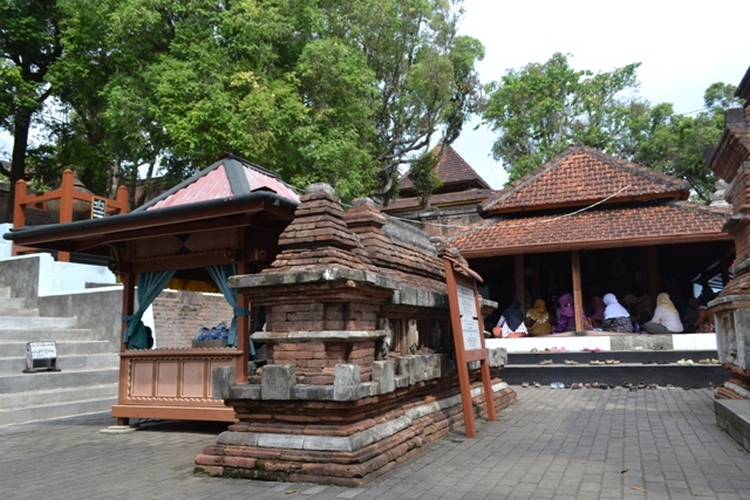 Makam Imogiri Jogja, Dimana Lokasi Makam Imogiri?, Rute Menuju ke Makam Raja di Imogiri?, Sejarah Makam Imogiri, Misteri Jumlah Anak Tangga Makam Raja Imogiri Jogja, Penghianatan Kerajaan, Makam raja – raja, Peninggalan sultan Agung, Adat &amp; Aturan saat Berkunjung 