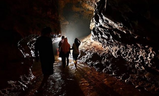 Menyusuri Goa Cerme via IG @dizadityo, Sejarah Singkat Gua Cerme, Lokasi Gua Cerme yang Strategis, Akses Jalan Menuju Goa Cerme, Harga Tiket Masuk Gua Cerme, Jam Operasional Wisata di Gua Cerme, Fasilitas di Gua Cerme, Spesifikasi Gua Cerme, Keindahan Gua Cerme, Berbagai Gua Kecil, Tempat “Bertapa”, Berkemah di Gua Cerme, Foto Hunting, Tips Caving di Gua Cerme