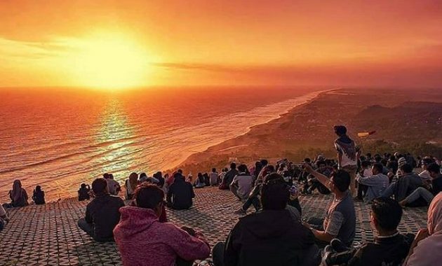 Menikmati Sunset dari Bukit Watugupit via IG @sewakameramurah_amoeba, Lokasi Pantai Parangendog, Rute Menuju Lokasi Pantai Parangndog, Harga Tiket Masuk Pantai Parangendog, Jam Operasional Pantai Parangendog, Fasilitas di Pantai Parangendog, Kegiatan Seru di Pantai Parangendog, Pesona Pantai Parangendog, Wisata Kuliner di Pantai Parangendog, Tips dan Saran