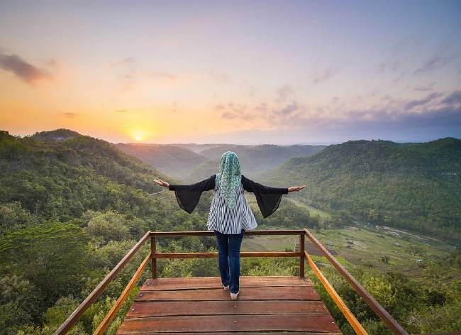 Menikmati Sunset di Bukit Mojo, Lokasi Bukit Mojo Gumelem, Rute Menuju Lokasi Bukit Mojo Gumelem, Harga Tiket Masuk Bukit Mojo Gumelem, Jam Operasional Mojo Gumelem Hill, Waktu Berkunjung Terbaik ke Mojo Gumelem Hill, Fasilitas di Mojo Gumelem Hill, Keindahan Bukit Mojo Gumelem yang Instagramable, Wisata Kuliner, Tips dan saran, Wisata di Sekitar Bukit Mojo Gumelem