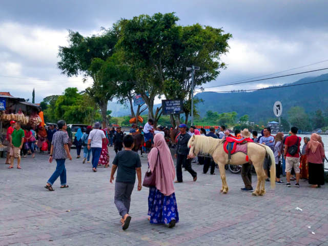Menikmati Pemandangan Sambil Berkuda via Dhedhe Dirgawijaya, Lokasi Kawasan Wisata Telaga Sarangan, Perjalanan Menuju Lokasi Wisata Telaga Sarangan, Harga Tiket Masuk Ke Kawasan Wisata Telaga Sarangan, Jam Operasional Telaga Sarangan, Fasilitas Wisata Telaga Sarangan, Aneka Aktivitas Seru di Telaga, Fasilitas Penginapan di Kawasan Telaga Sarangan, Oleh-Oleh Khas Wisata Telaga Sarangan