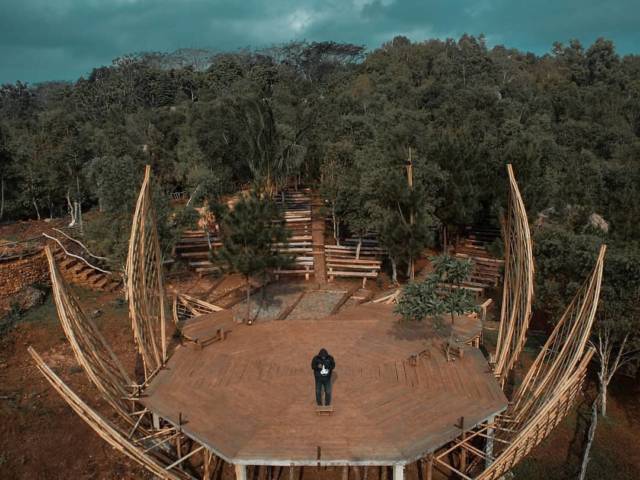 Panggung Pentas via IG @bukitlintangsewu, Lokasi Bukit Lintang Sewu, Rute Menuju Bukit Lintang Sewu, Harga Tiket Masuk Bukit Lintang Sewu, Fasilitas Bukit Lintang Sewu, Spot Foto Instagramable, Pesona Bukit Lintang Sewu Jogja, Berburu Kuliner Lokal, Tips Berlibur di Bukit Lintang Sewu