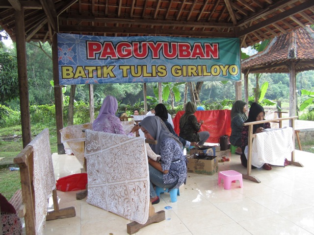 Paguyuban Batik via Batikgiriloyo, Mengunjungi Kampung Batik Giriloyo, Dimana Lokasi Kampung Batik Giriloyo?, Cara Menuju Desa Wisata Batik Tulis Giriloyo, Jam Operasional, Fasilitas di Gazebo Kampong Batik Giriloyo, Cara Pemasaran Batik Tulis Giriloyo, Daftar Harga Batik Tulis di Kampung Giriloyo, Beberapa Jenis Batik di Galeri Batik Giriloyo, Paket Wisata di Kampung Batik Giriloyo, Hari Batik Nasional, Sudahkah Pengrajin Batik Sejahtera ?, Batik Go Internasional!!!, Berburu Kuliner Lezat