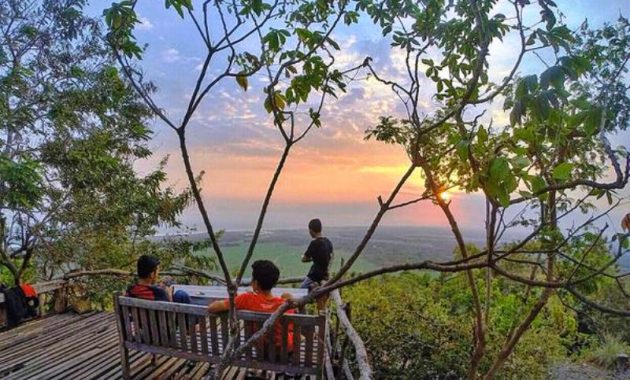 Pemandangan Watu Lumbung di Kala Senja via Panduanwisataid, Lokasi Wisata Kampung Edukasi Watu Lumbung, Rute Kampung Edukasi Watu Lumbung, Harga Tiket Masuk Kawasan Edukasi Watu Lumbung, Fasilitas Penunjang, Nilai Edukasi yang Bakal Didapat, Pesona Kampung Edukasi Watu Lumbung