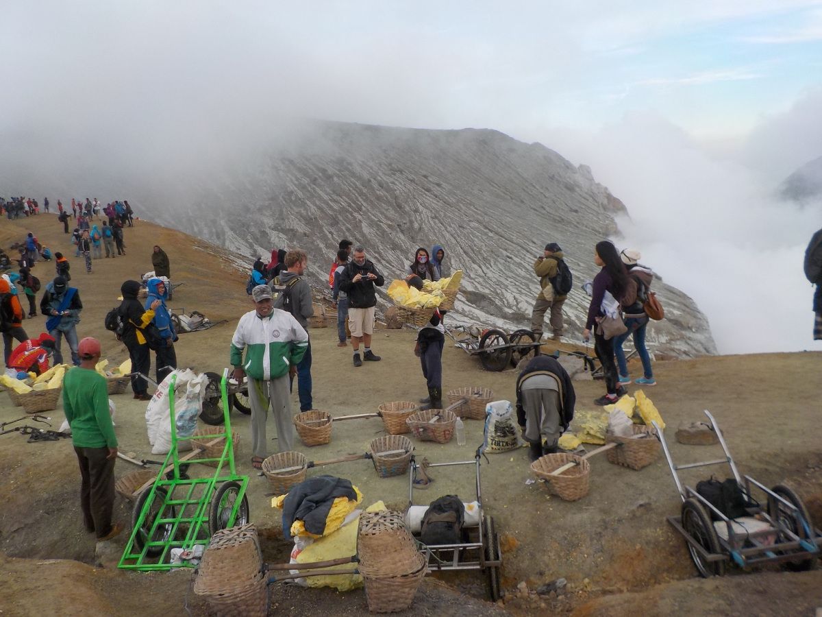Penambang Blerang via antiagustin.wordpress.com, Mengenal Jalur Pendakian Menuju Ke Kawah Ijen, Pesona Kawah Ijen yang Memanjakan Mata, Menikmati Fenomena ‘Blue Fire’ yang Mempesona, Tips Berburu “Blue Fire” di Gunung Ijen, Aneka Persiapan Sebelum Pendakian Ke Kawah Ijen
