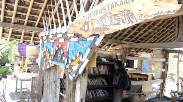 Perpustakaan Watu Lumbung via Tribunnews, Lokasi Wisata Kampung Edukasi Watu Lumbung, Rute Kampung Edukasi Watu Lumbung, Harga Tiket Masuk Kawasan Edukasi Watu Lumbung, Fasilitas Penunjang, Nilai Edukasi yang Bakal Didapat, Pesona Kampung Edukasi Watu Lumbung