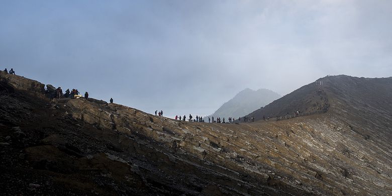Puncak Gunung Ijen via Antara Foto, Mengenal Jalur Pendakian Menuju Ke Kawah Ijen, Pesona Kawah Ijen yang Memanjakan Mata, Menikmati Fenomena ‘Blue Fire’ yang Mempesona, Tips Berburu “Blue Fire” di Gunung Ijen, Aneka Persiapan Sebelum Pendakian Ke Kawah Ijen
