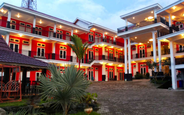 Red Hotel Sarangan via koencong rumble, Lokasi Kawasan Wisata Telaga Sarangan, Perjalanan Menuju Lokasi Wisata Telaga Sarangan, Harga Tiket Masuk Ke Kawasan Wisata Telaga Sarangan, Jam Operasional Telaga Sarangan, Fasilitas Wisata Telaga Sarangan, Aneka Aktivitas Seru di Telaga, Fasilitas Penginapan di Kawasan Telaga Sarangan, Oleh-Oleh Khas Wisata Telaga Sarangan