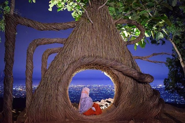 Rumah Indian via IG @halimah.azqiyah, Mengintip Lokasi Hutan Pinus Pengger yang Stategis, Harga Tiket Masuk Hutan Pinus Pengger Jogja, Tarif Kegiatan Tambahan di Hutan Pinus Pengger, Fasilitas di Lokasi Wisata Alam Hutan Pinus, Berbagai Spot Foto Instagramable, Aktivitas Seru, Hutan Pinus Pengger di Malam Hari, Tips Liburan