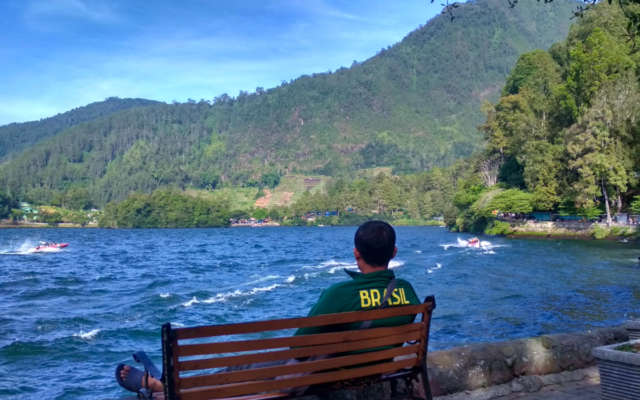 Santai di Tepi Telaga via Jony terkejut, Lokasi Kawasan Wisata Telaga Sarangan, Perjalanan Menuju Lokasi Wisata Telaga Sarangan, Harga Tiket Masuk Ke Kawasan Wisata Telaga Sarangan, Jam Operasional Telaga Sarangan, Fasilitas Wisata Telaga Sarangan, Aneka Aktivitas Seru di Telaga, Fasilitas Penginapan di Kawasan Telaga Sarangan, Oleh-Oleh Khas Wisata Telaga Sarangan