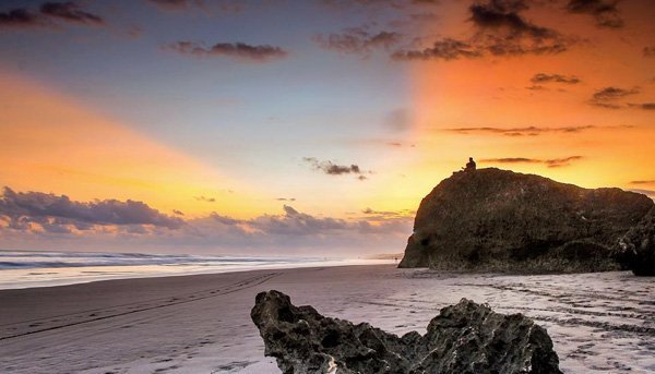Senja di Pantai Parang Endog via IG @rizal_rosyadi, Lokasi Pantai Parangendog, Rute Menuju Lokasi Pantai Parangndog, Harga Tiket Masuk Pantai Parangendog, Jam Operasional Pantai Parangendog, Fasilitas di Pantai Parangendog, Kegiatan Seru di Pantai Parangendog, Pesona Pantai Parangendog, Wisata Kuliner di Pantai Parangendog, Tips dan Saran