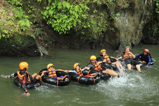 Serunya Ga Habis-habis via Atemalemcom, Lokasi Karst Tubing Sedayu, Harga Tiket Masuk dan Paket Wisata , Menjelajahi Sungai dengan Ban Karet, Ditemani Pemandu Profesional, Pengalaman Seru yang Memacu Adrenalin, Kegiatan Lain yang Tak Kalah Seru, Tips dan Saran