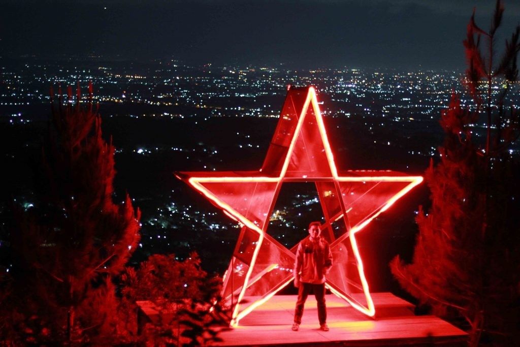 Spot Foto Kece via Advntherapycom, Lokasi Bukit Lintang Sewu, Rute Menuju Bukit Lintang Sewu, Harga Tiket Masuk Bukit Lintang Sewu, Fasilitas Bukit Lintang Sewu, Spot Foto Instagramable, Pesona Bukit Lintang Sewu Jogja, Berburu Kuliner Lokal, Tips Berlibur di Bukit Lintang Sewu