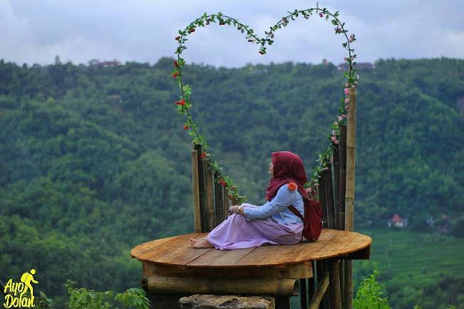Spot Foto Instagramable di Bukit Mojo, Lokasi Bukit Mojo Gumelem, Rute Menuju Lokasi Bukit Mojo Gumelem, Harga Tiket Masuk Bukit Mojo Gumelem, Jam Operasional Mojo Gumelem Hill, Waktu Berkunjung Terbaik ke Mojo Gumelem Hill, Fasilitas di Mojo Gumelem Hill, Keindahan Bukit Mojo Gumelem yang Instagramable, Wisata Kuliner, Tips dan saran, Wisata di Sekitar Bukit Mojo Gumelem