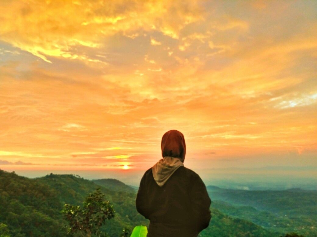 Spot Sunrise via Pinterest Wulandari sw, Lokasi Bukit Lintang Sewu, Rute Menuju Bukit Lintang Sewu, Harga Tiket Masuk Bukit Lintang Sewu, Fasilitas Bukit Lintang Sewu, Spot Foto Instagramable, Pesona Bukit Lintang Sewu Jogja, Berburu Kuliner Lokal, Tips Berlibur di Bukit Lintang Sewu