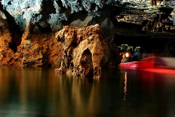 Sungai di Goa Cerme via panduanwisata.id, Sejarah Singkat Gua Cerme, Lokasi Gua Cerme yang Strategis, Akses Jalan Menuju Goa Cerme, Harga Tiket Masuk Gua Cerme, Jam Operasional Wisata di Gua Cerme, Fasilitas di Gua Cerme, Spesifikasi Gua Cerme, Keindahan Gua Cerme, Berbagai Gua Kecil, Tempat “Bertapa”, Berkemah di Gua Cerme, Foto Hunting, Tips Caving di Gua Cerme